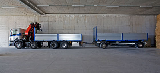 4-achsige Zugmaschine mit Kran